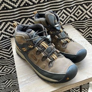Keen kids’ hiking boots - worn once
